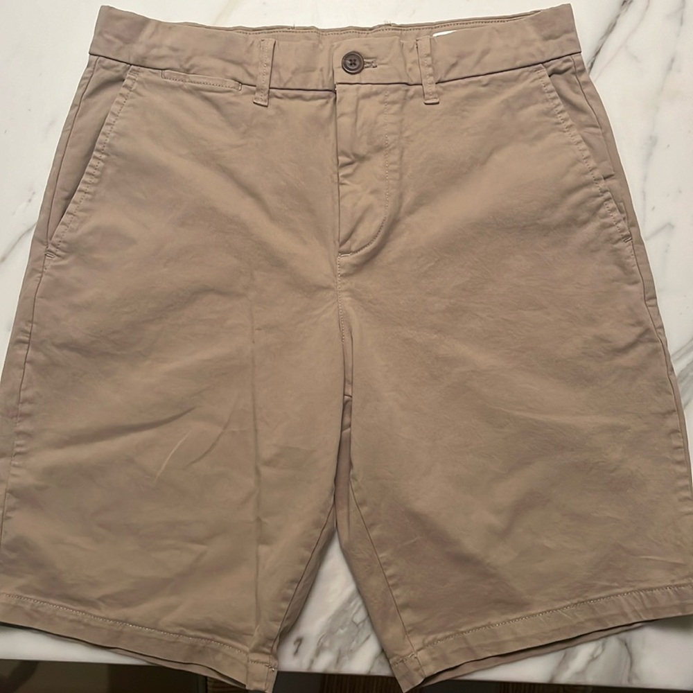 Men's Gap Khaki 10" Shorts - Size 28